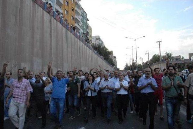 Diyarbakır'da Hdp'den Operasyonlara Tepki Yürüyüşü