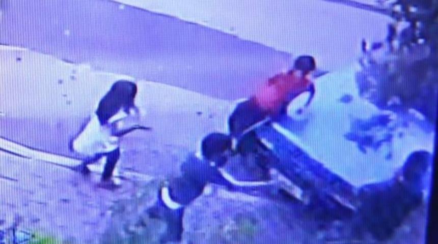 &Ccedil;ocuk S&uuml;r&uuml;c&uuml; Izinsiz Aldığı Otomobille Kaldırımdaki &Ccedil;ocukları Ezdi