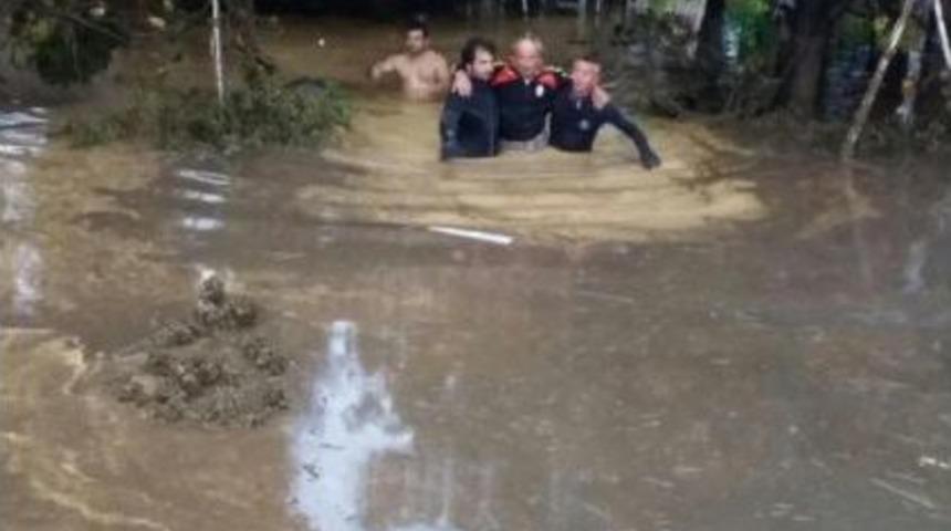 Gemlik'de Sağanak Yağmur Ev Ve Işyerlerini Bastı