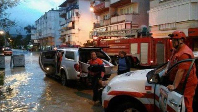 Gemlik'de Sağanak Yağmur Ev Ve Işyerlerini Bastı