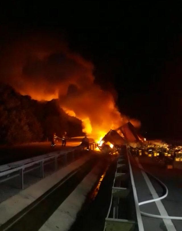 Devrilen TIR yandı, İzmir- Balıkesir karayolu 2 saat kapandı