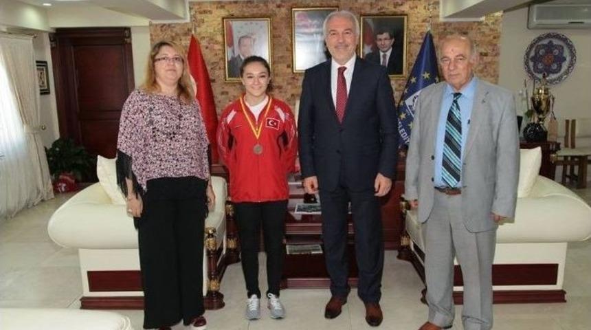 Başkan, Avrupa Şampiyonu İlknur Gedik&rsquo;i &Ouml;d&uuml;llendirdi