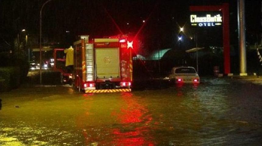 Şiddetli Yağmur Kocaeli Ve Sakarya'da Etkili Oldu