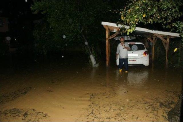 Şiddetli Yağmur Kocaeli Ve Sakarya'da Etkili Oldu