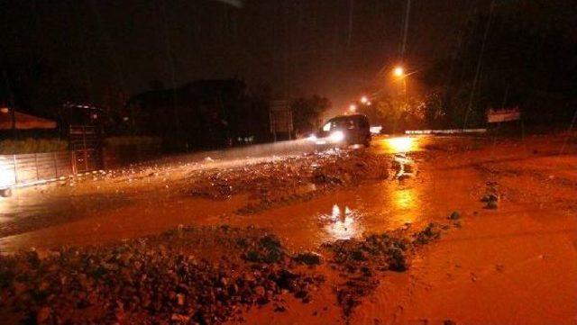 Şiddetli Yağmur Kocaeli Ve Sakarya'da Etkili Oldu