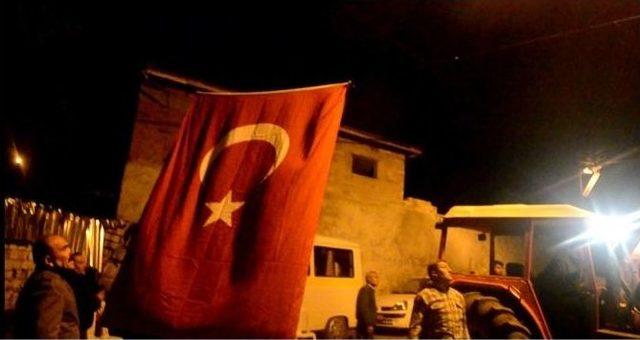 Şehit Polisin Baba Evine Türk Bayrağı Asıldı
