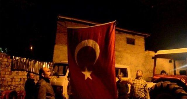 Şehit Polisin Baba Evine Türk Bayrağı Asıldı