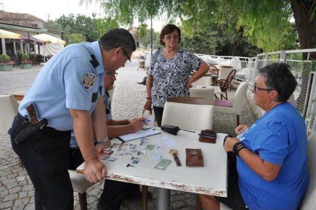 Bulduğu Cüzdan Ve Saati Polise Teslim Etti