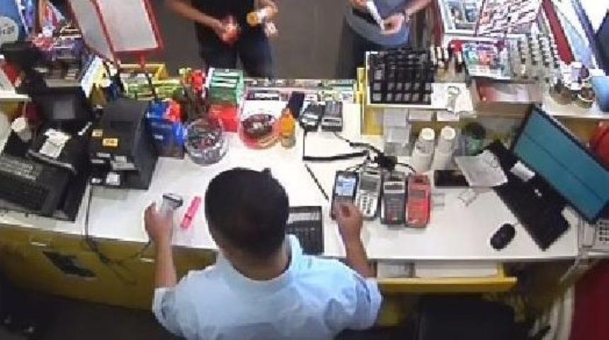 Elektronik Kelep&ccedil;eli Hırsızlar G&uuml;venlik Kamerasında