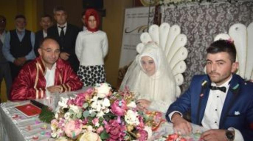 Başkan &Uuml;z&uuml;lmez, Gen&ccedil;lerin Nikahını Kıydı