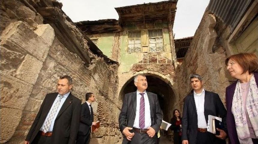 Başkan Karalar&rsquo;dan Tarihi Sokağa Restorasyon M&uuml;jdesi