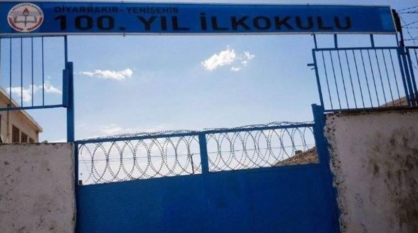 Ter&ouml;ristler İlkokul &Ouml;ğrencilerini Hedef Aldı