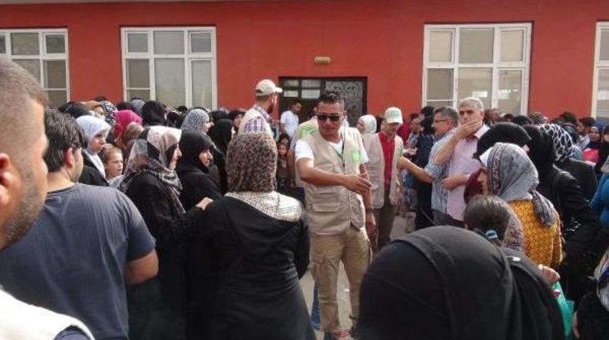 Suriyeliler'in 50 Liralık Yardım Izdihamı