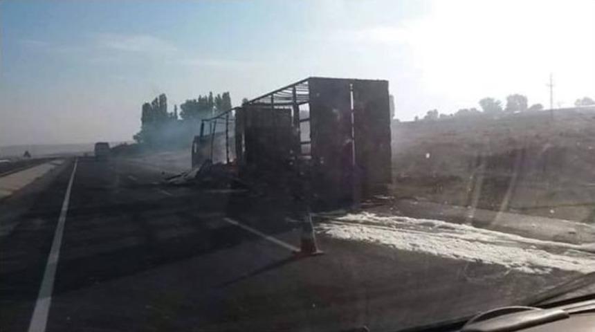 Mobilya Y&uuml;kl&uuml; Tır Alev Alev Yandı