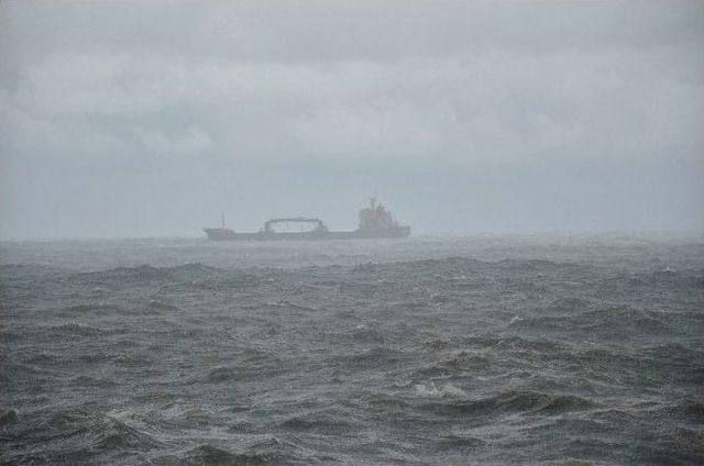 Karadeniz’de Dalgalar Gemileri Beşik Gibi Salladı