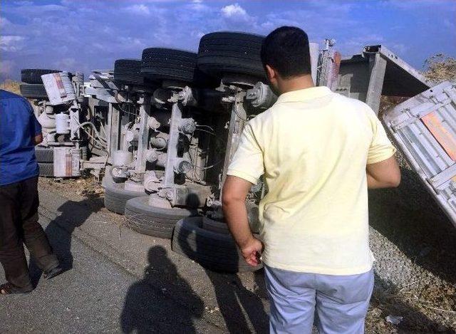 Adıyaman’da Kamyon Devrildi: 1 Yaralı