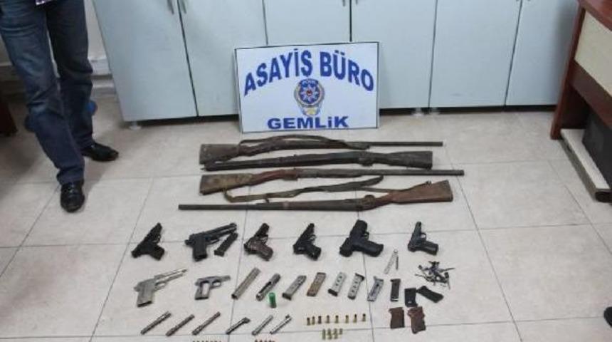 Şemsiye Tamir At&ouml;lyesi Değil, Silah Deposu