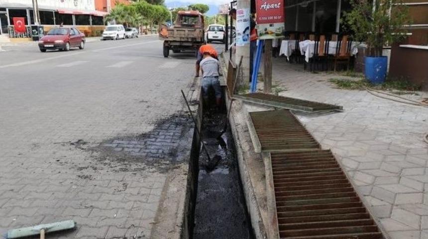 Yağmur Suyu Kanalları Temizleniyor