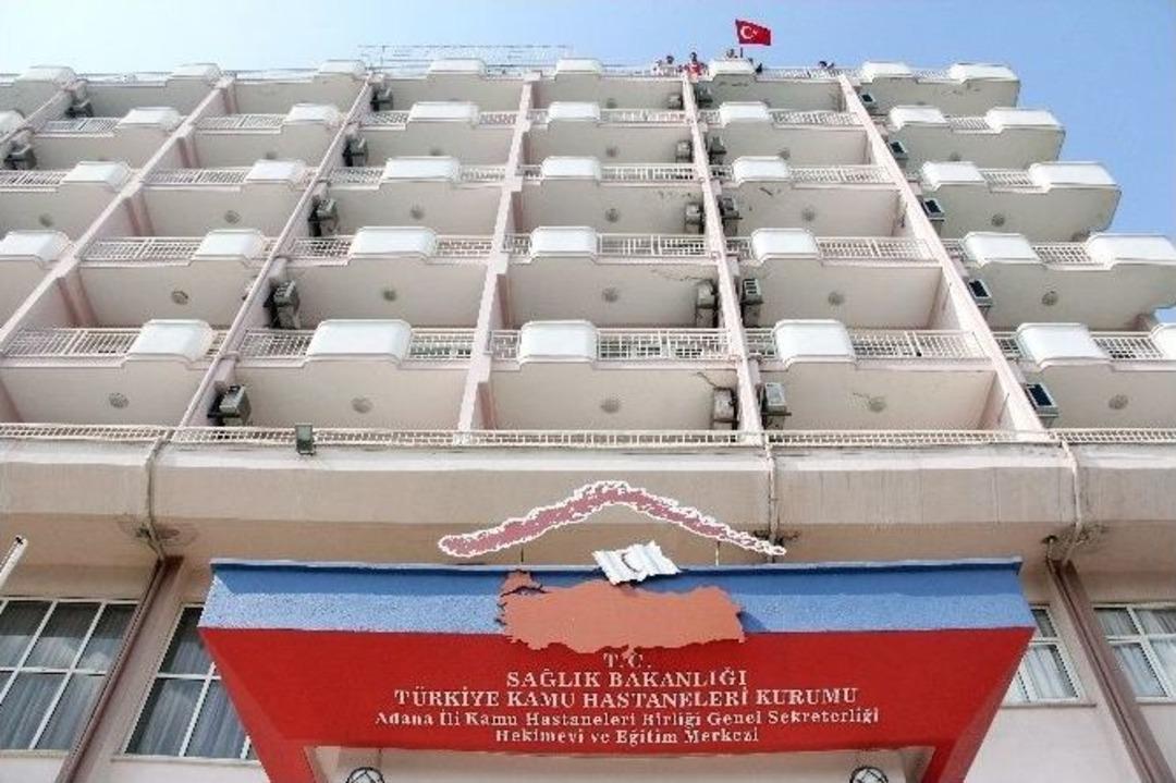 İşten &Ccedil;ıkartılan 32 İş&ccedil;i &Ccedil;atıya &Ccedil;ıktı