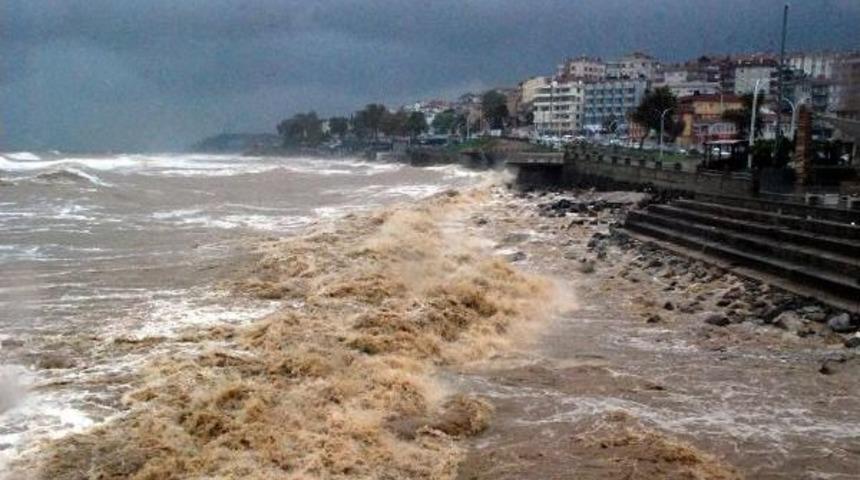 Ak&ccedil;akoca'da Işyerlerini Yağmur Suyu Bastı