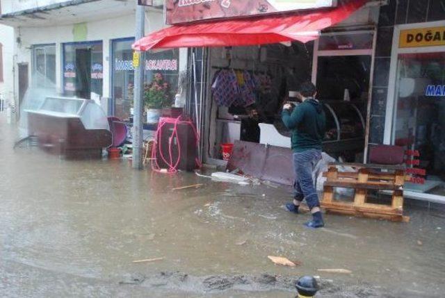 Akçakoca'da Işyerlerini Yağmur Suyu Bastı