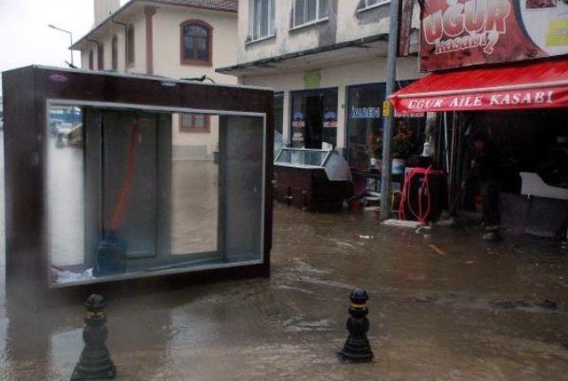 Akçakoca'da Işyerlerini Yağmur Suyu Bastı