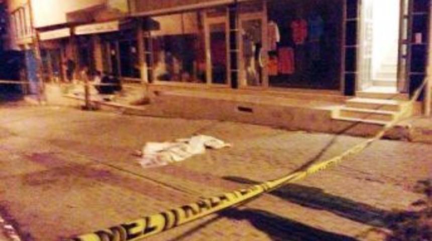 Cam Temizliği Yaparken 4'&uuml;nc&uuml; Kattan D&uuml;şen Kadın &Ouml;ld&uuml;