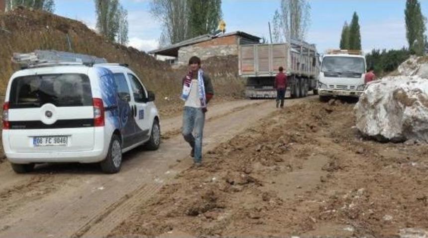 Yağmur Yağınca Il&ccedil;e Yolunda Ara&ccedil;lar &Ccedil;amura Saplandı