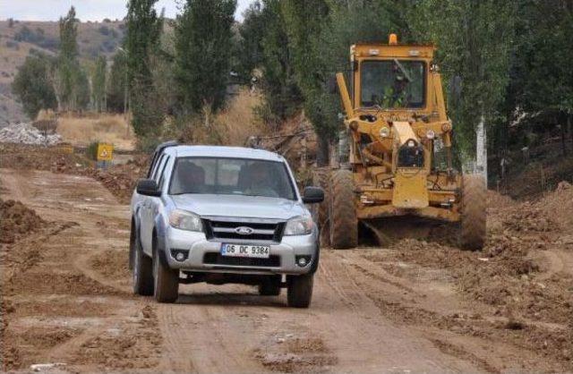 Yağmur Yağınca Ilçe Yolunda Araçlar Çamura Saplandı