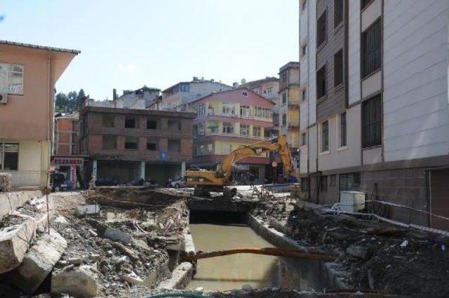 Rize' De Törenle Üstü Açılan Dere Yatağı Pis Koku Nedeniyle Yine Kapatıldı