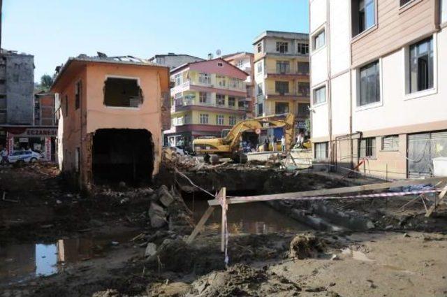 Rize' De Törenle Üstü Açılan Dere Yatağı Pis Koku Nedeniyle Yine Kapatıldı