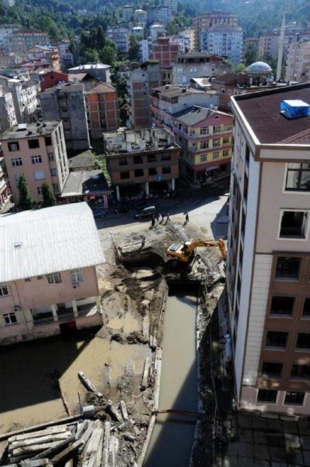 Rize' De Törenle Üstü Açılan Dere Yatağı Pis Koku Nedeniyle Yine Kapatıldı