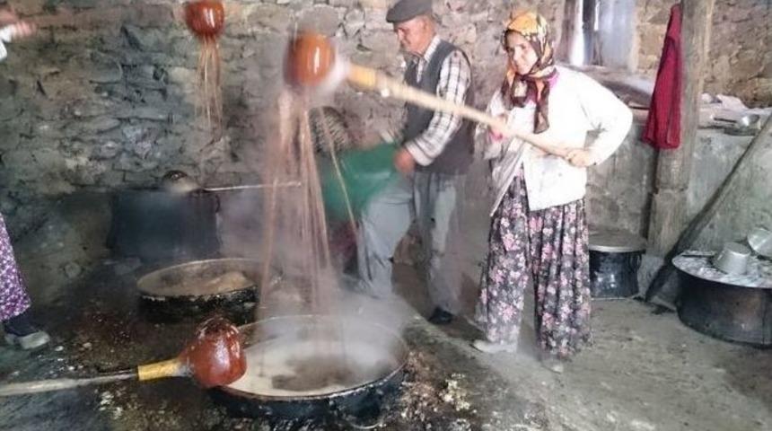 Kış G&uuml;nlerinin Vazge&ccedil;ilmezi Pekmez B&ouml;yle Yapılıyor