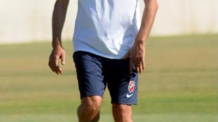 Karşıyaka &Ouml;zdeş'le Imzaladı