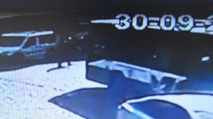 Otob&uuml;s&uuml; Kaldıran Vatandaşlar Yaralıyı Kurtardı