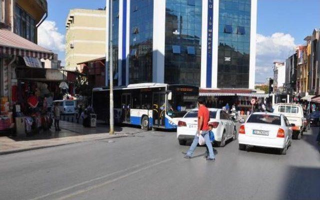 Otobüsü Kaldıran Vatandaşlar Yaralıyı Kurtardı