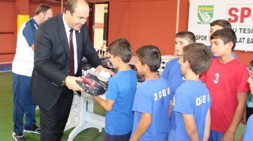 G&uuml;reş Federasyonu&rsquo;ndan &Ouml;ğrencilere Ekipman Desteği