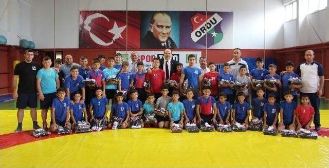 Güreş Federasyonu’ndan Öğrencilere Ekipman Desteği