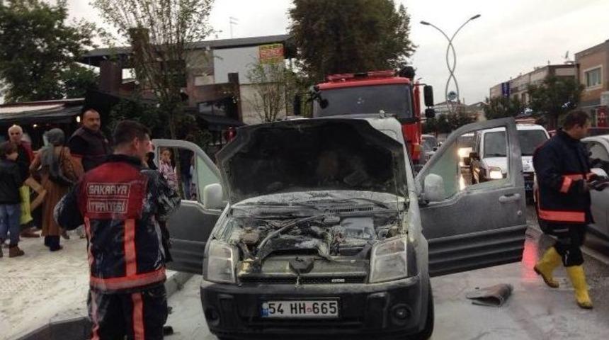 Yanan Otomobili İtfaiye Ekipleri S&ouml;nd&uuml;rd&uuml;
