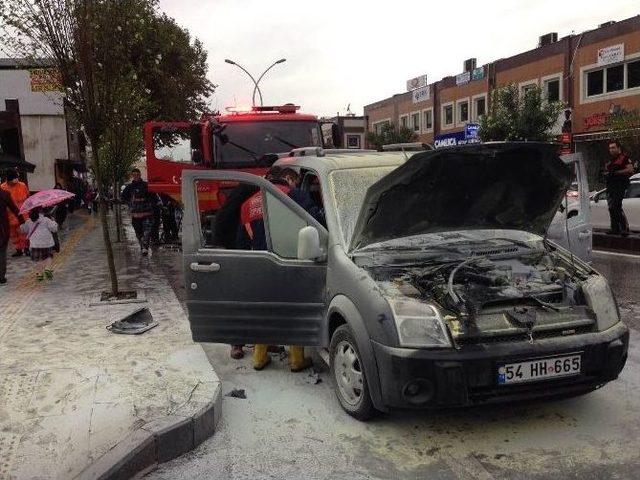Yanan Otomobili İtfaiye Ekipleri Söndürdü 1