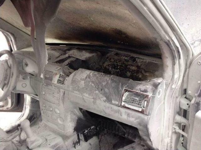 Yanan Otomobili İtfaiye Ekipleri Söndürdü 2