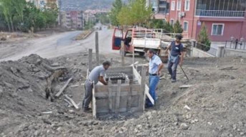 Gölbaşı’nda Yağmur Suyu Mazgalları Takılıyor