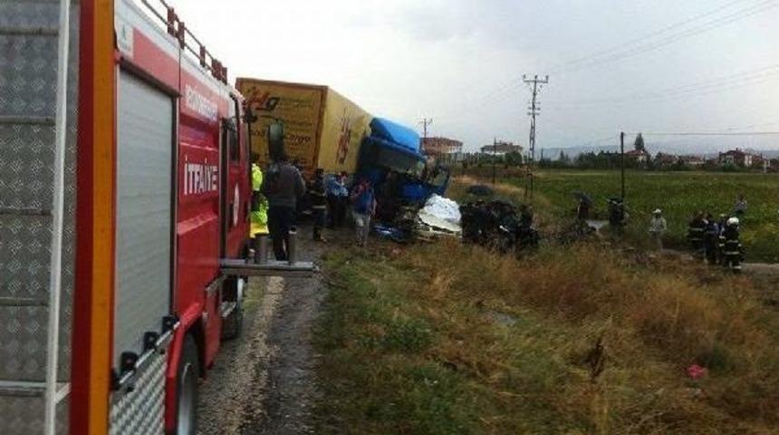 Otomobil, Tır'la &Ccedil;arpıştı; Aynı Aileden 4 Kişi &Ouml;ld&uuml;