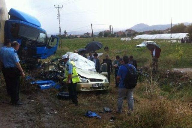 Otomobil, Tır'la Çarpıştı; Aynı Aileden 4 Kişi Öldü