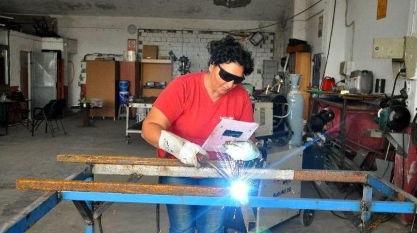 Bir &Ccedil;ocuk Annesi Eşine Yardıma Gitti, Kaynak Ustası Oldu