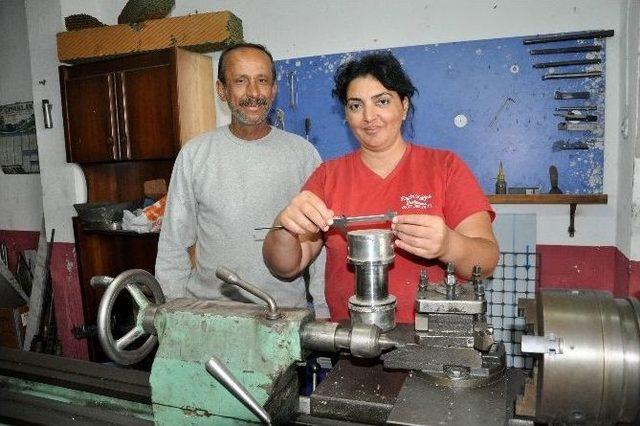 Bir Çocuk Annesi Eşine Yardıma Gitti, Kaynak Ustası Oldu