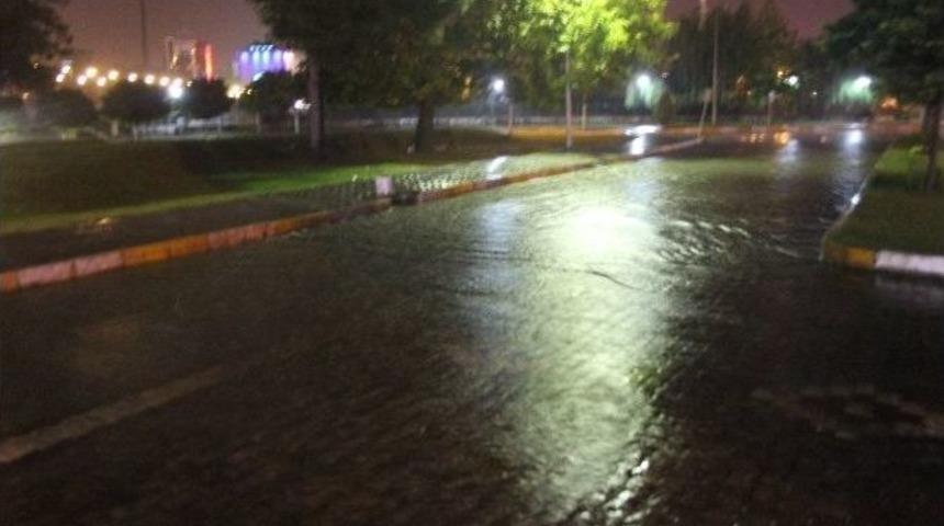 &Ccedil;arşamba&rsquo;da Sağanak Yağış Etkili Oldu