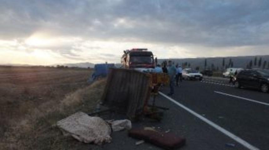 Kamyonet At Arabasına &Ccedil;arptı: 1 &Ouml;l&uuml;, 4 Yaralı