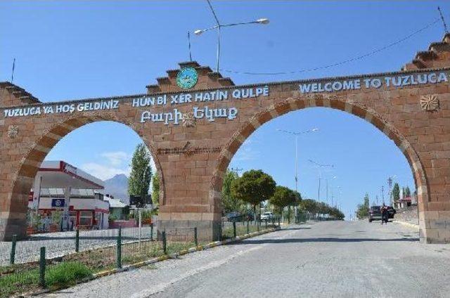 Ermenice 'hoşgeldiniz' Yazısının Kaldırılması Için Imza Kampanyası