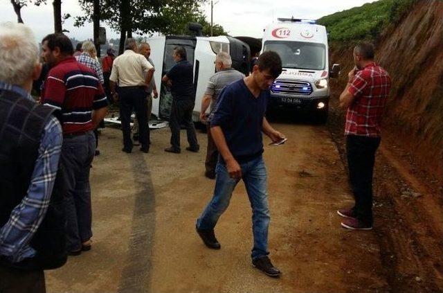 Rize’de Trafik Kazası: 13 Yaralı